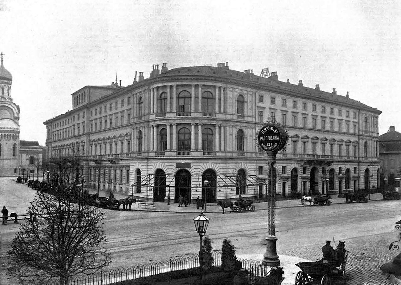 Dyzma en el hotel Europejski y una curiosidad española